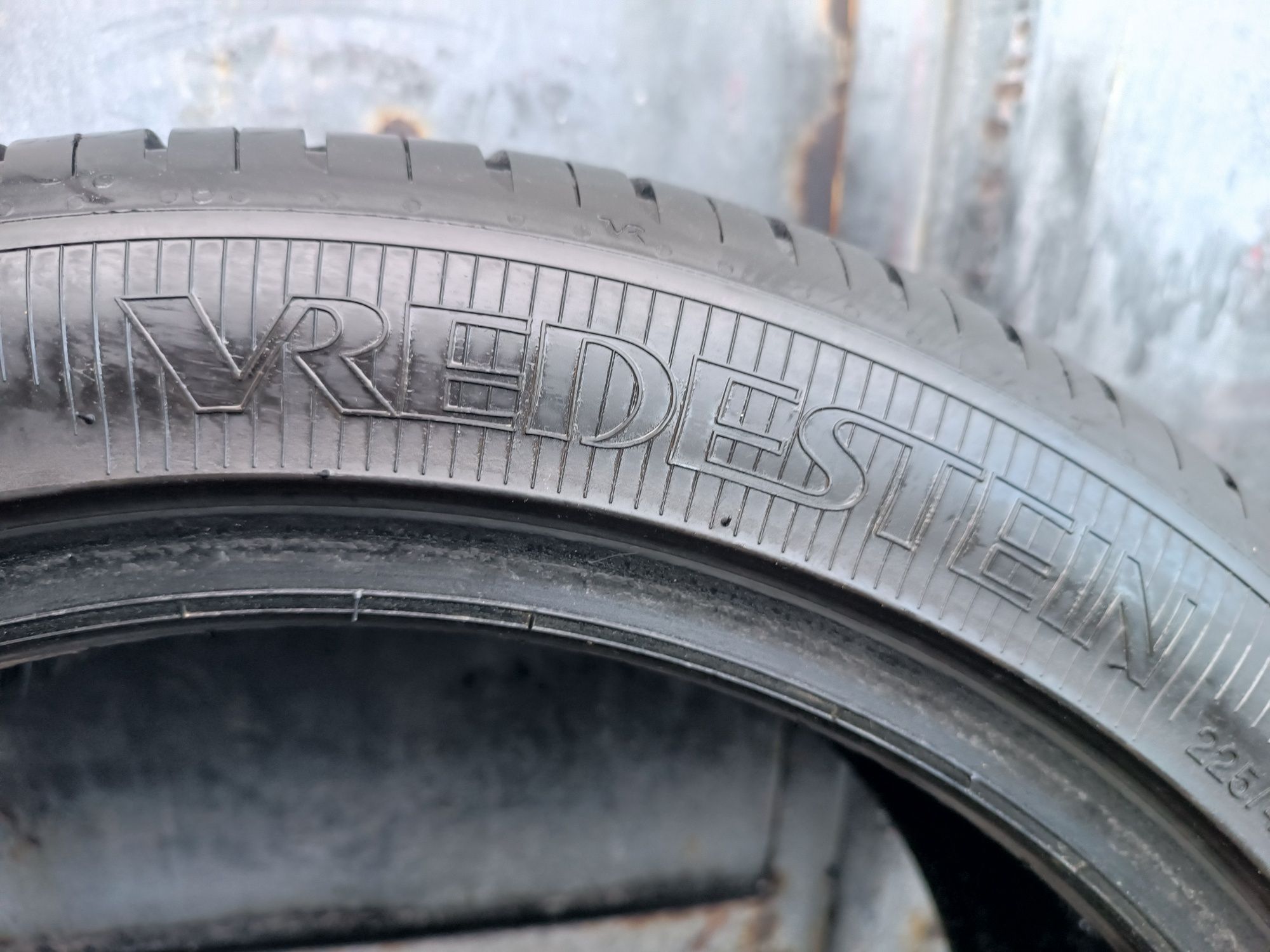 225/45/17 Vredestein
