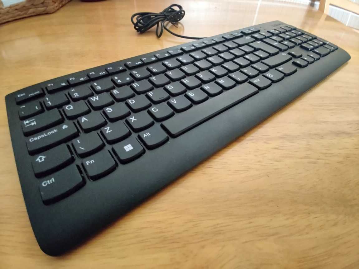 Kit tastatura și mouse cu fir Lenovo Essential, format UK english