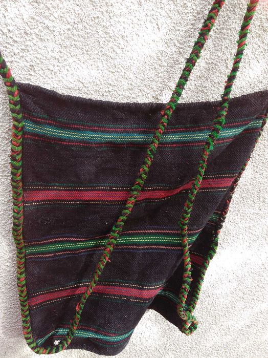 Автентични  фолклорни вещи: торбички, люлка/цедилка и черга/пътека