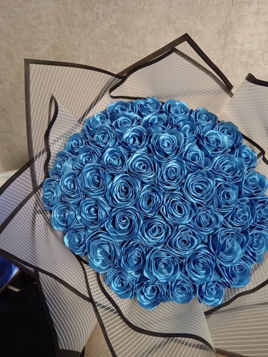 Букеты из атласных лент — ручная работа.