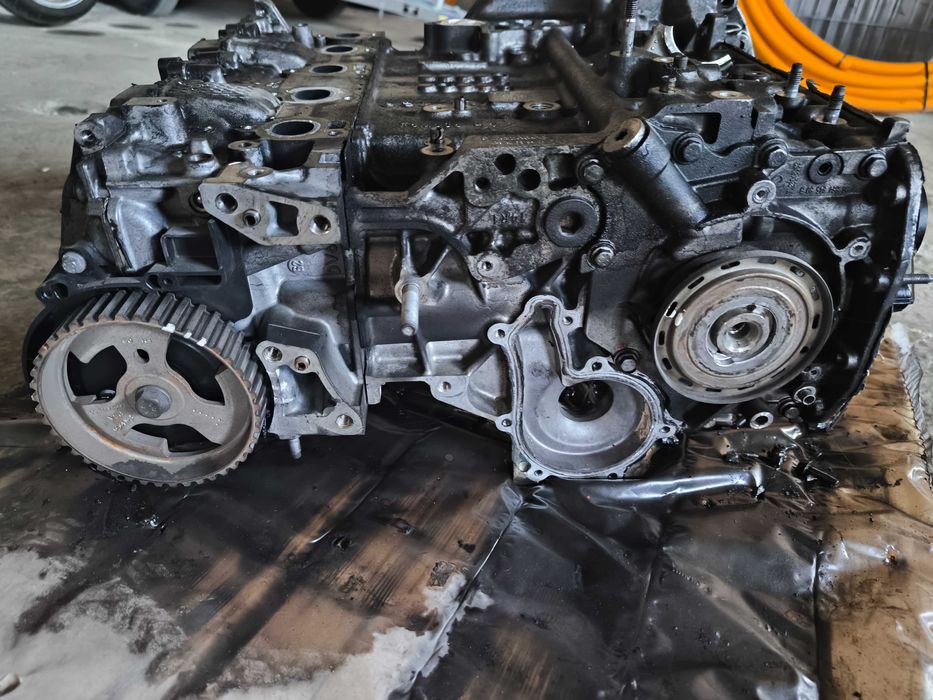 Двигател глава с валове Peugeot 1.6 hdi 9HZ