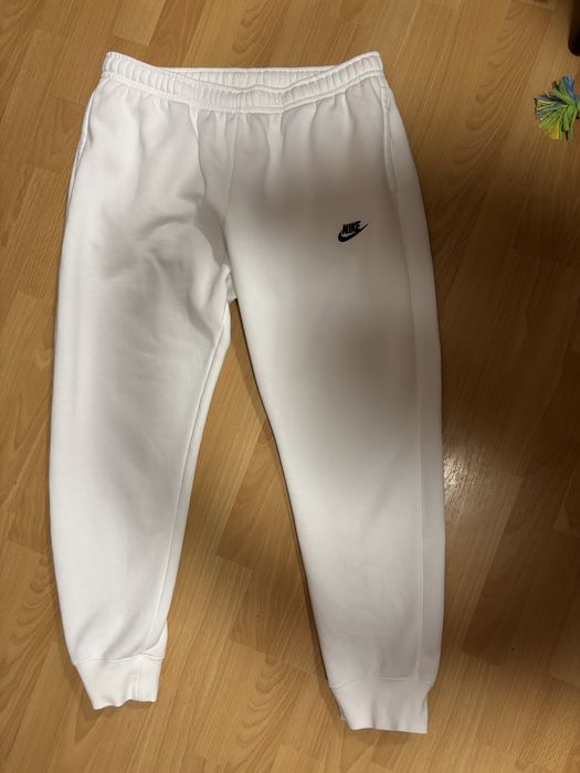 Продавам оригинално долнище Nike