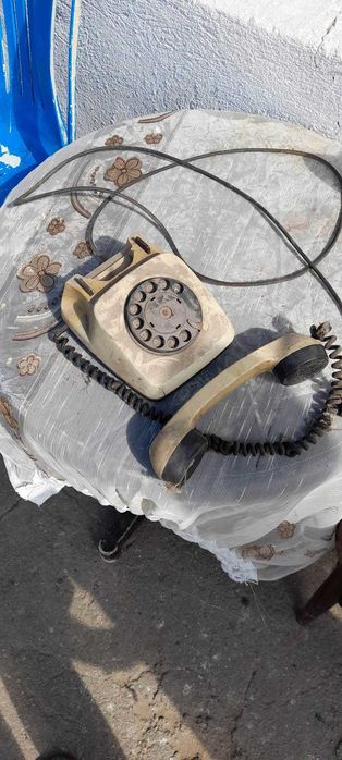 Антики стар телефон и сребърна чиния