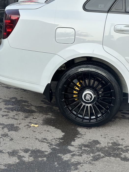 R17 Rolls Roys diska universal xama moshinaga tushadi