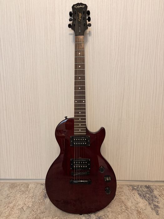 Chitară Epiphone Special II și chitară SX Standard.