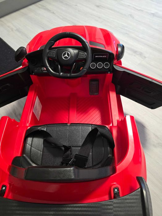 Електрически детски мерцедес, подходяща за деца над 2 години.