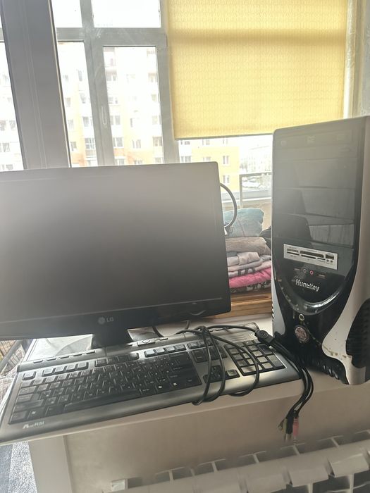 Старый копьютер (монитор процесор и клавиатура )