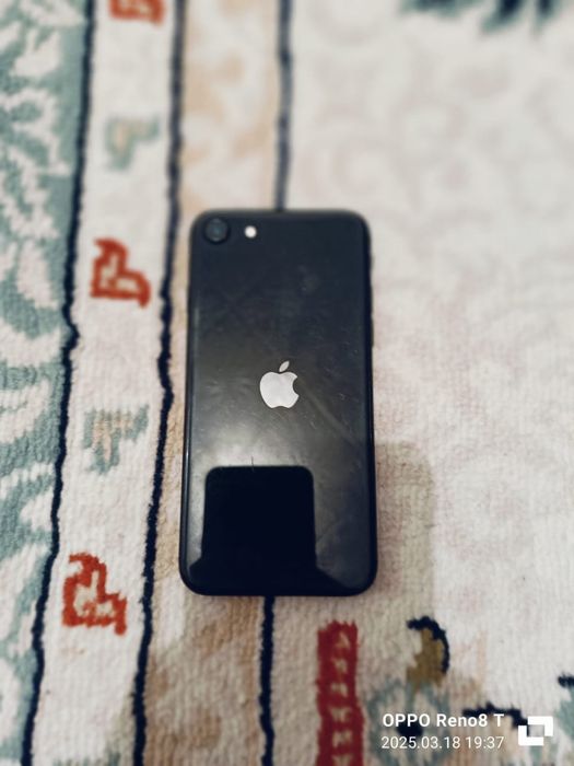 Продам Айфон se 2020