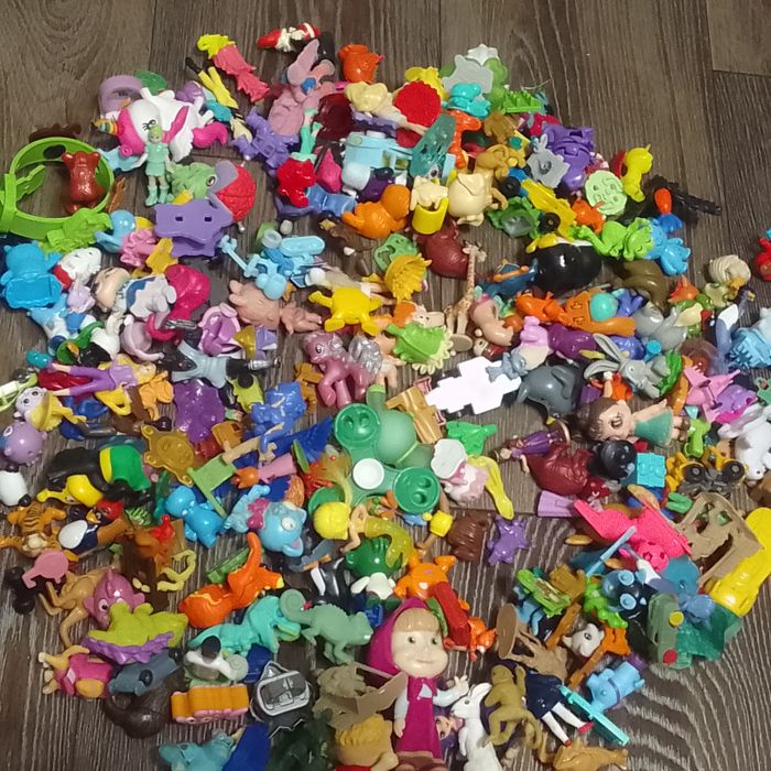 Продам игрушки от киндеров их много цена за 20000тенге