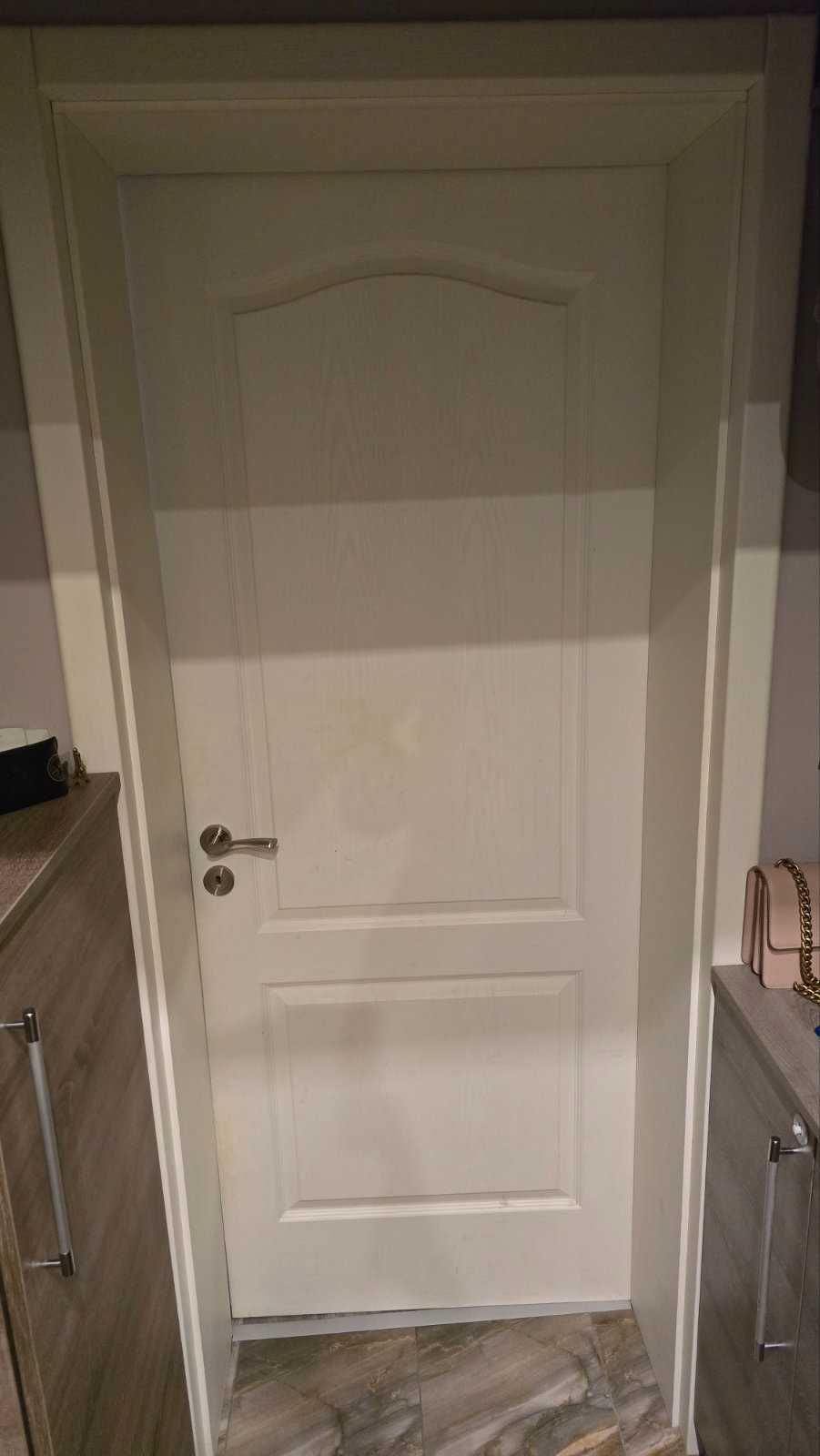 Продавам интериорна врата 205х80 с каса дебела 30 см