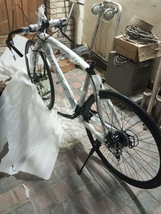 Продам велосипед черный белый цвет собранный в упаковке