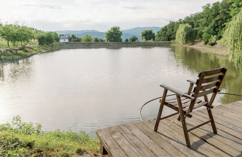 Inchiriez cabana langa lac , pescuit inclus , 6 camere .