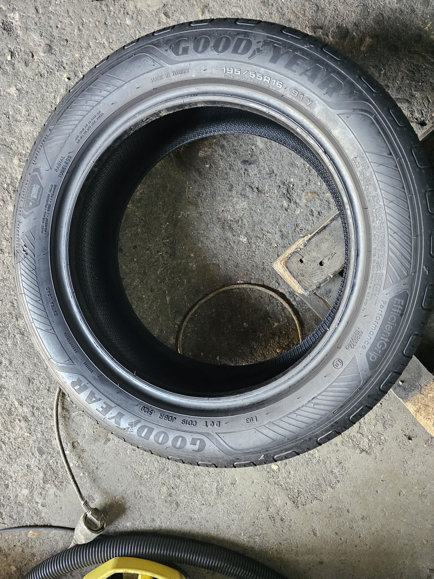 2 anvelope vara 195 55 15 Goodyear 7mm  2020