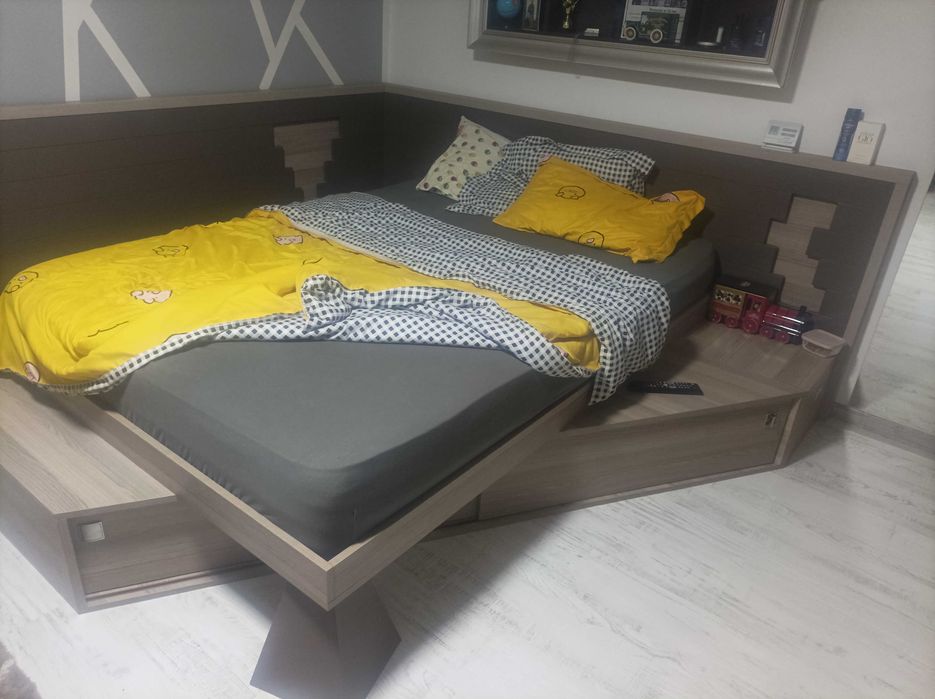 Pat de vânzare aproape nou cu saltea.