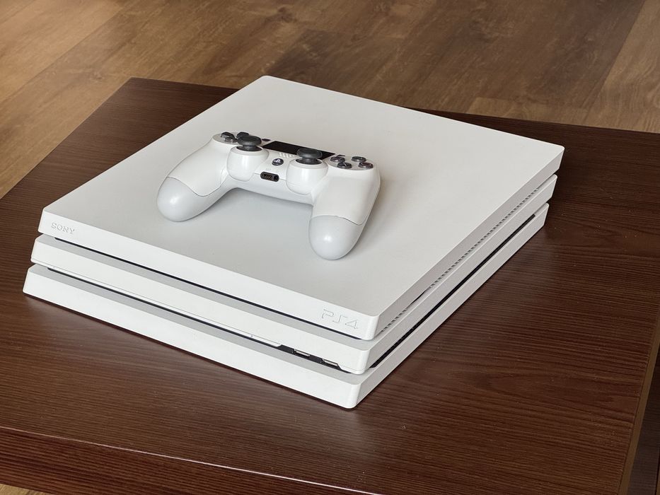 PS4 Pro 1TB – Бяла лимитирана версия + 2 джойстика + игри подарък!