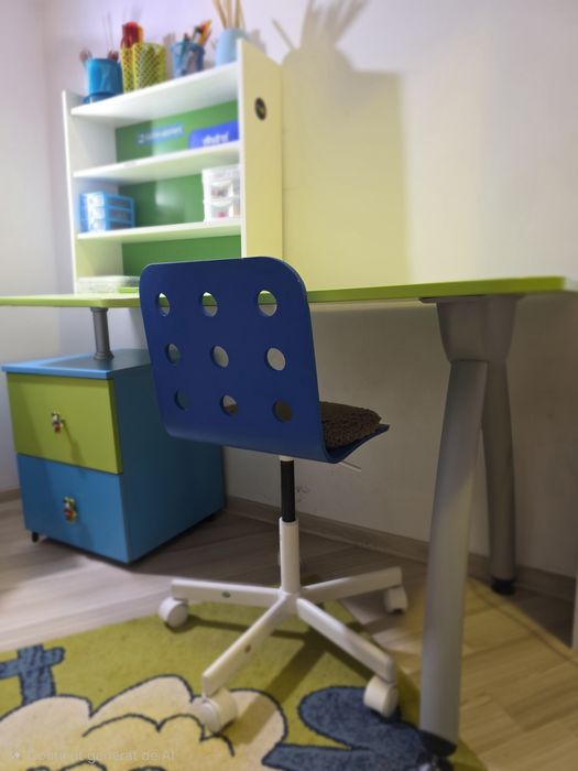 Birou pentru copii cu raft, dulap și scaun incluse
