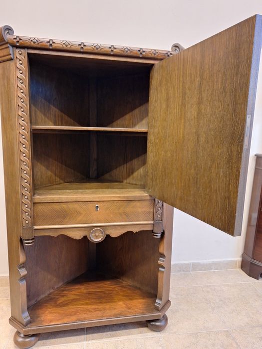 Винтидж ъглов шкаф с богата дърворезба
