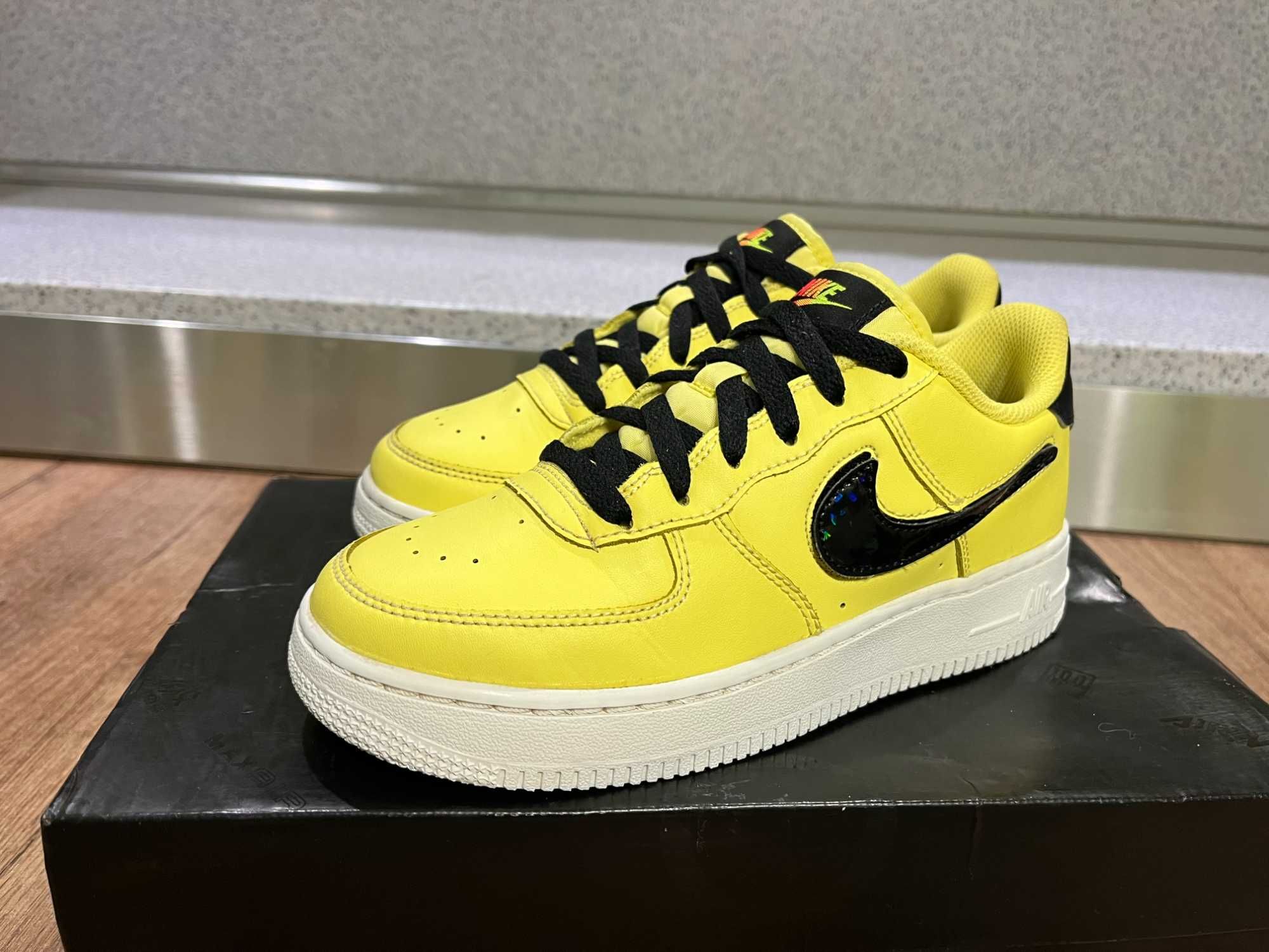 ОРИГИНАЛНИ *** Air Force 1 Lv8 /Yellow Pulse/Black/White/White