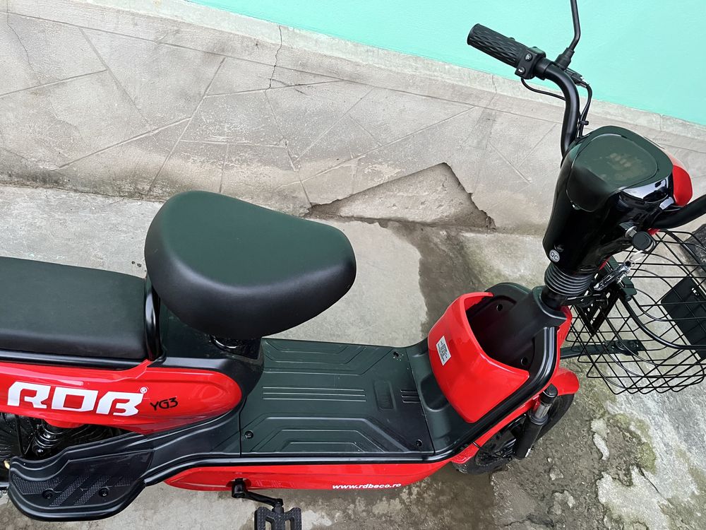 Moped cu pedale electric