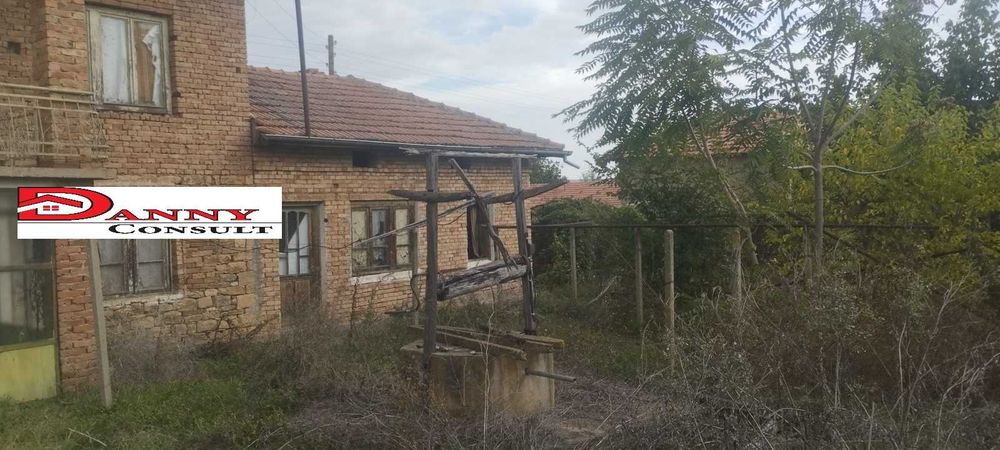 Двуетажна къща с двор и кладенец в с. Иванча