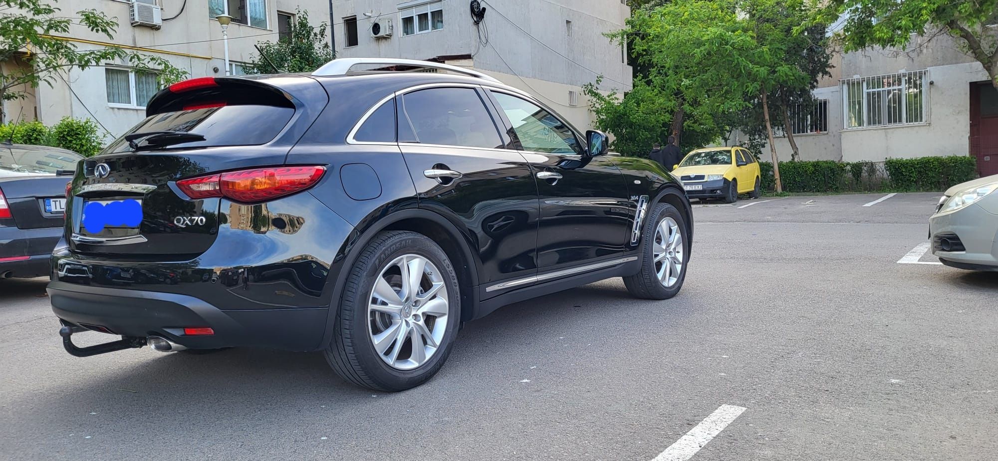 Vând sau schimb infinit QX70 3.0 Diesel 240cai Tracțiune 4x4 un Propri