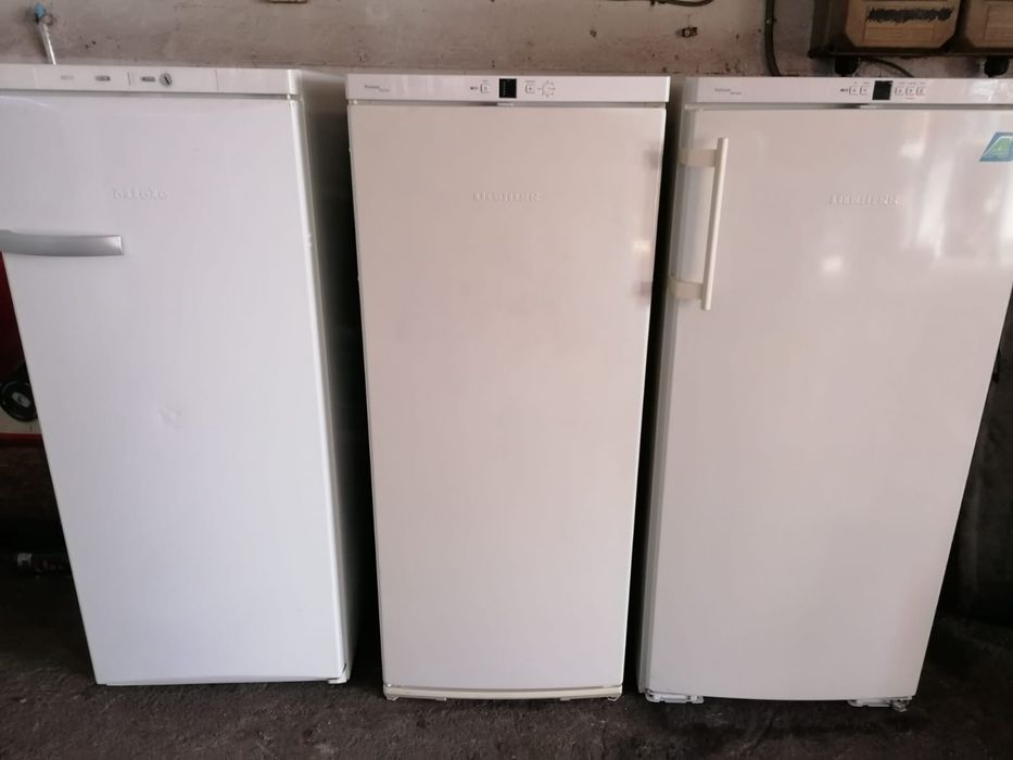 Vand 3 lazi frigorifice doua Liebherr si una Miele