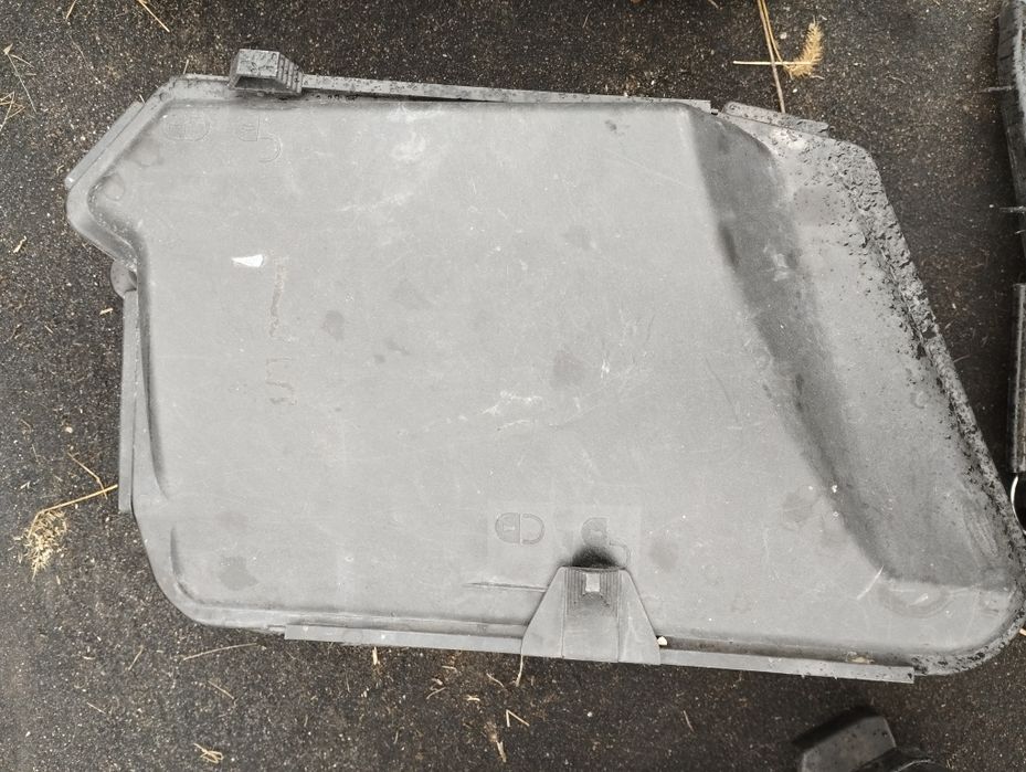 Капак над компютър ECU и преден SAM модул Mercedes W211 W219 W203 W209