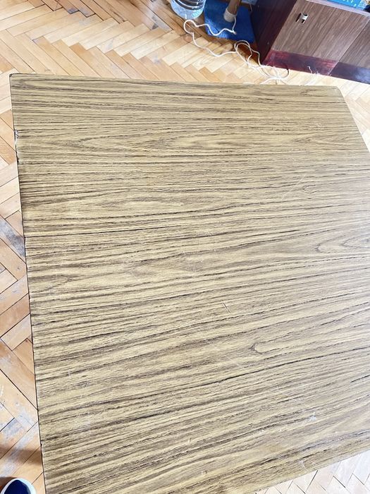 Трапезна маса (висока)