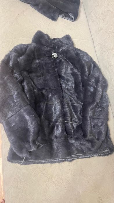 Продам шубу срочно покупала год назад  с чехолом