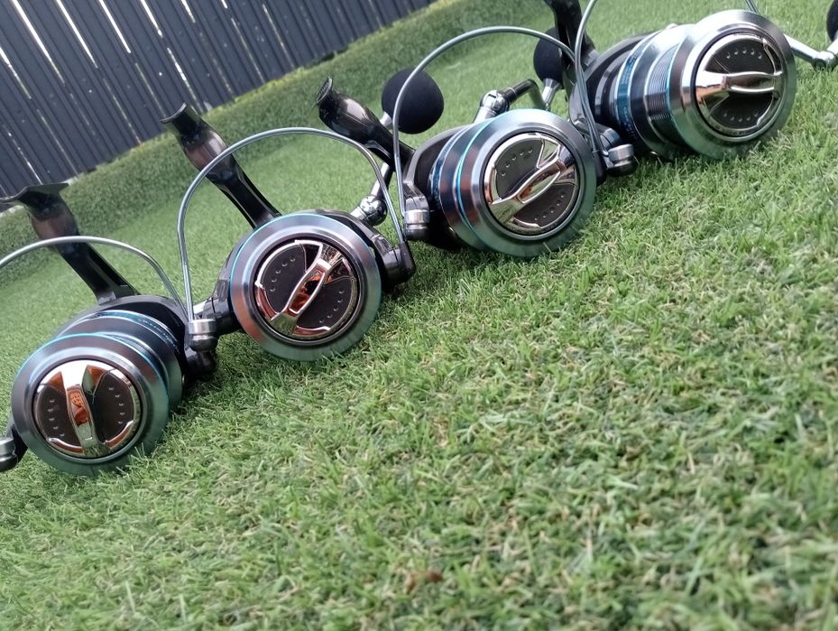 Set 4FL FLX8 3.90M 2 SEGMENTE 3.5LBS plus 4 mulinete AQ 8000