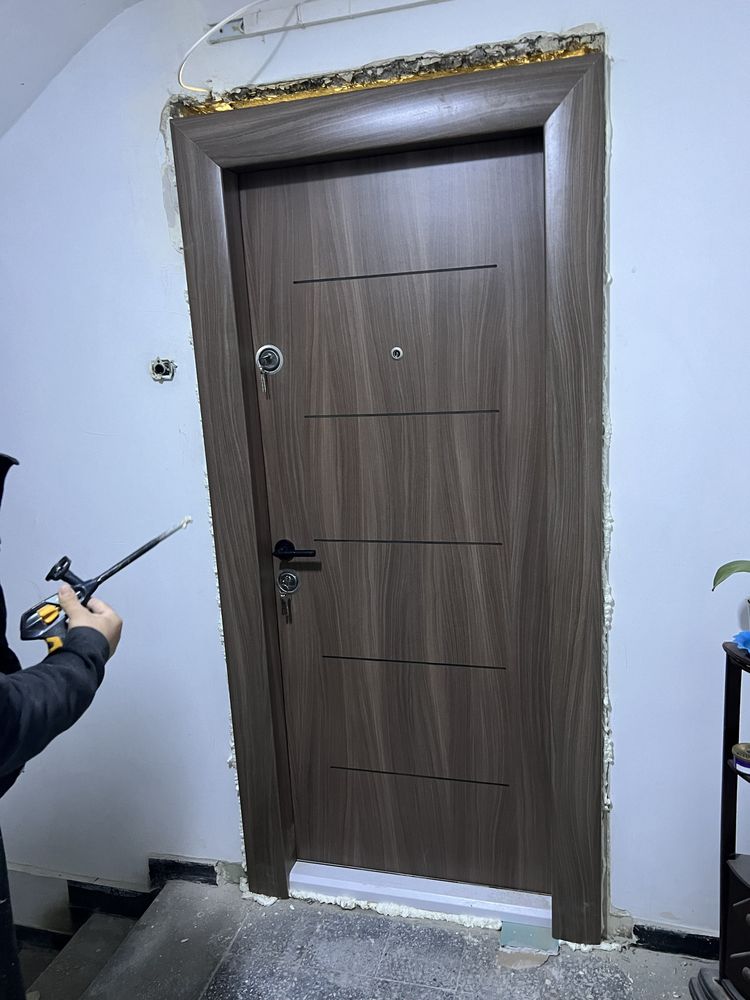 Montam usii interior exterior