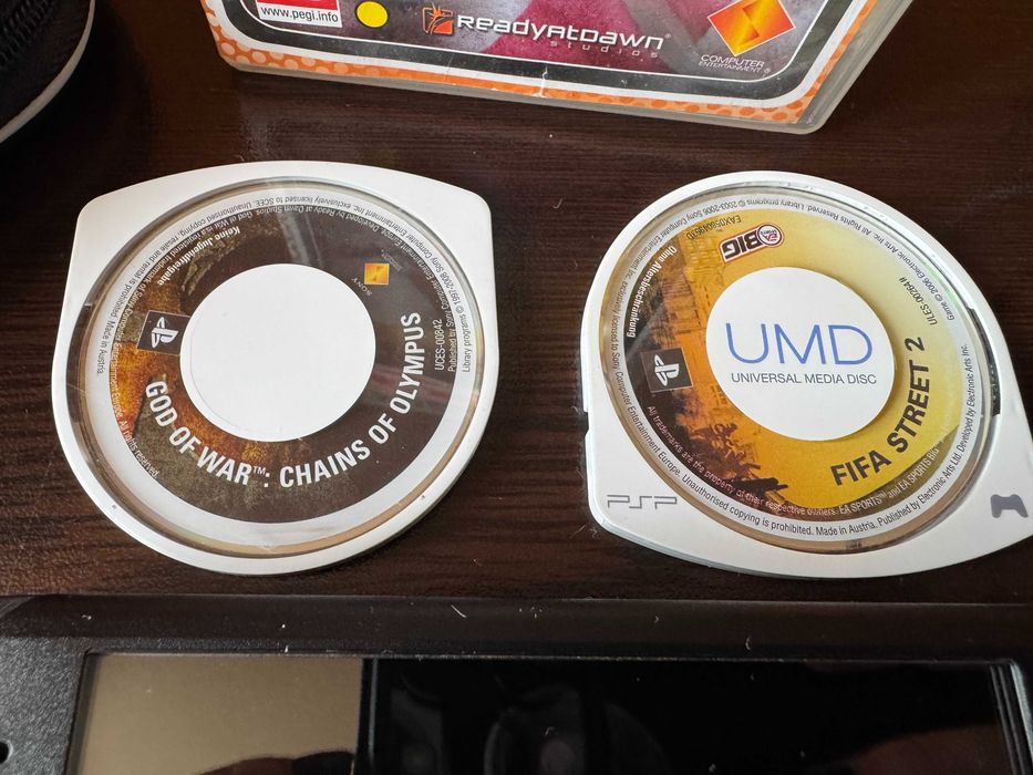 PSP-E1004 в отлично състояние + Калъф + 8 игри + 2 диска