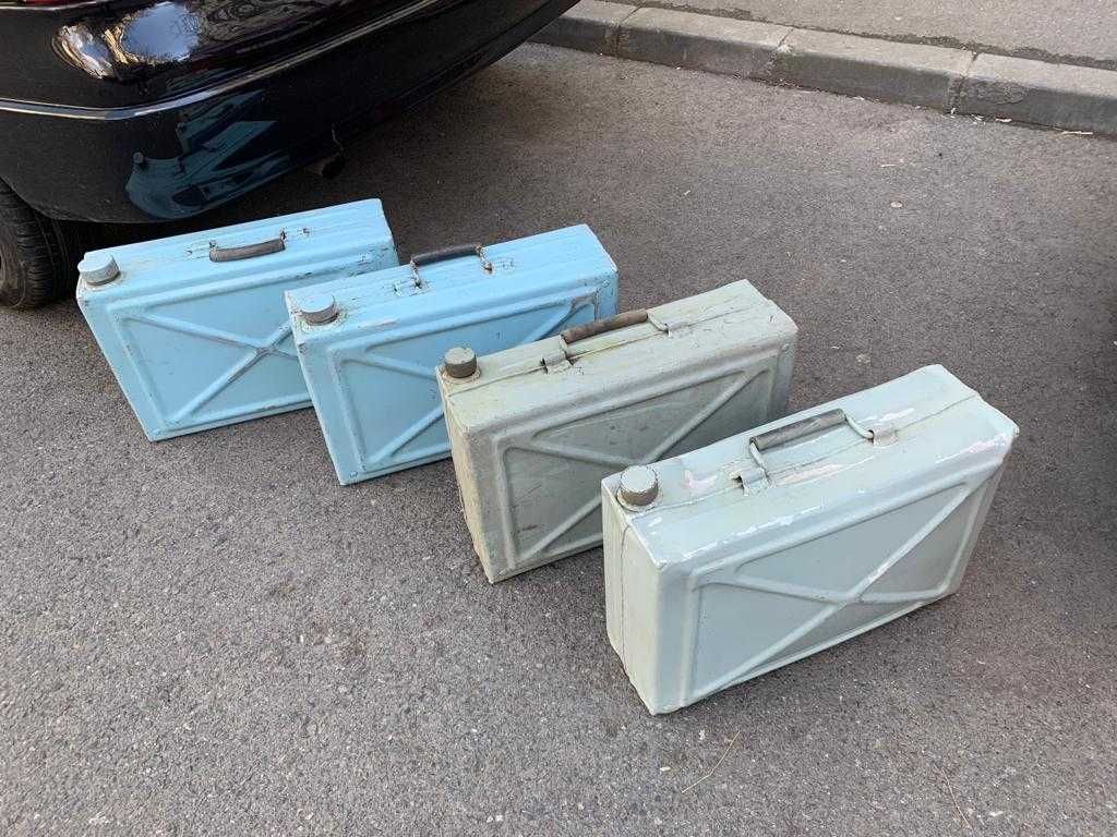 Lot de 4 canistre de 22,5 l, material, din rezervor de avion