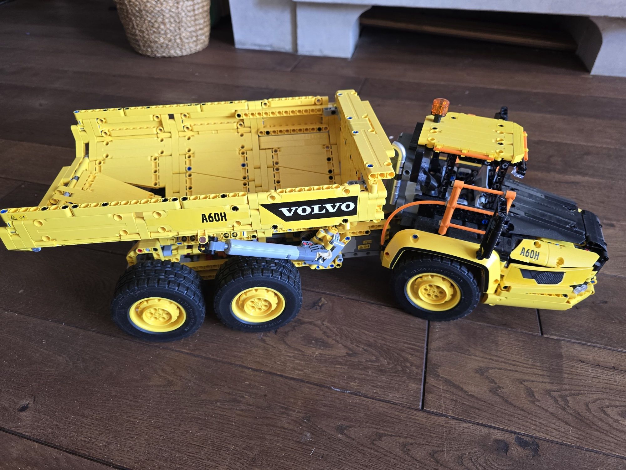 LEGO Technic - Влекач 6x6 Volvo Articulated Hauler 42114
