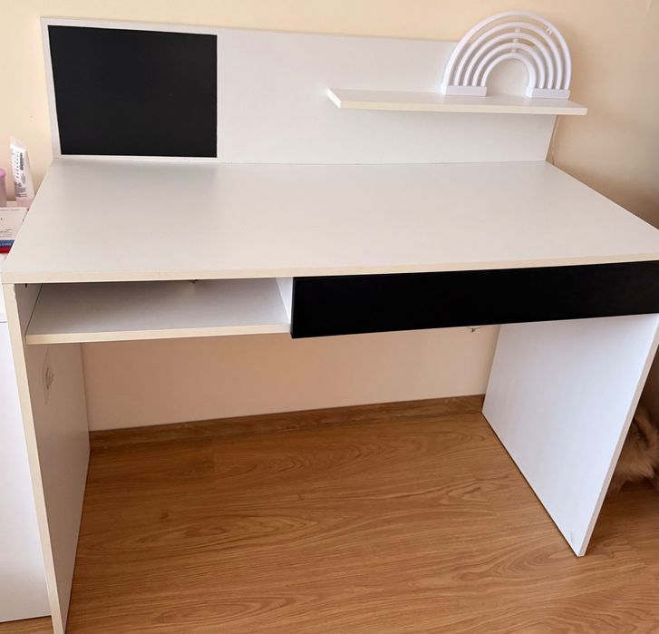 Продавам БЮРО-много запазено