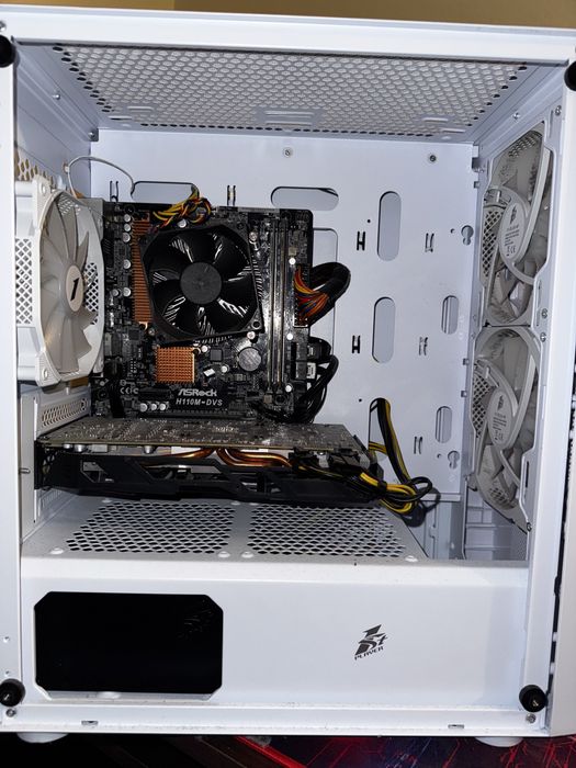 Геймърски компютър с монитор