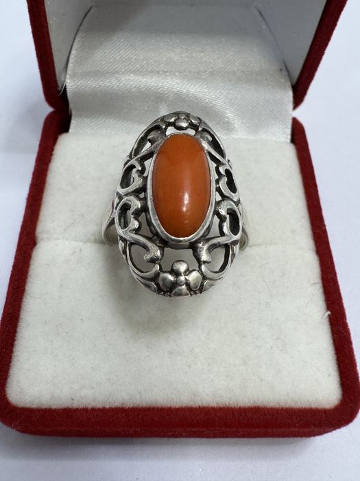 Inel vechi, din argint 835 si coral.