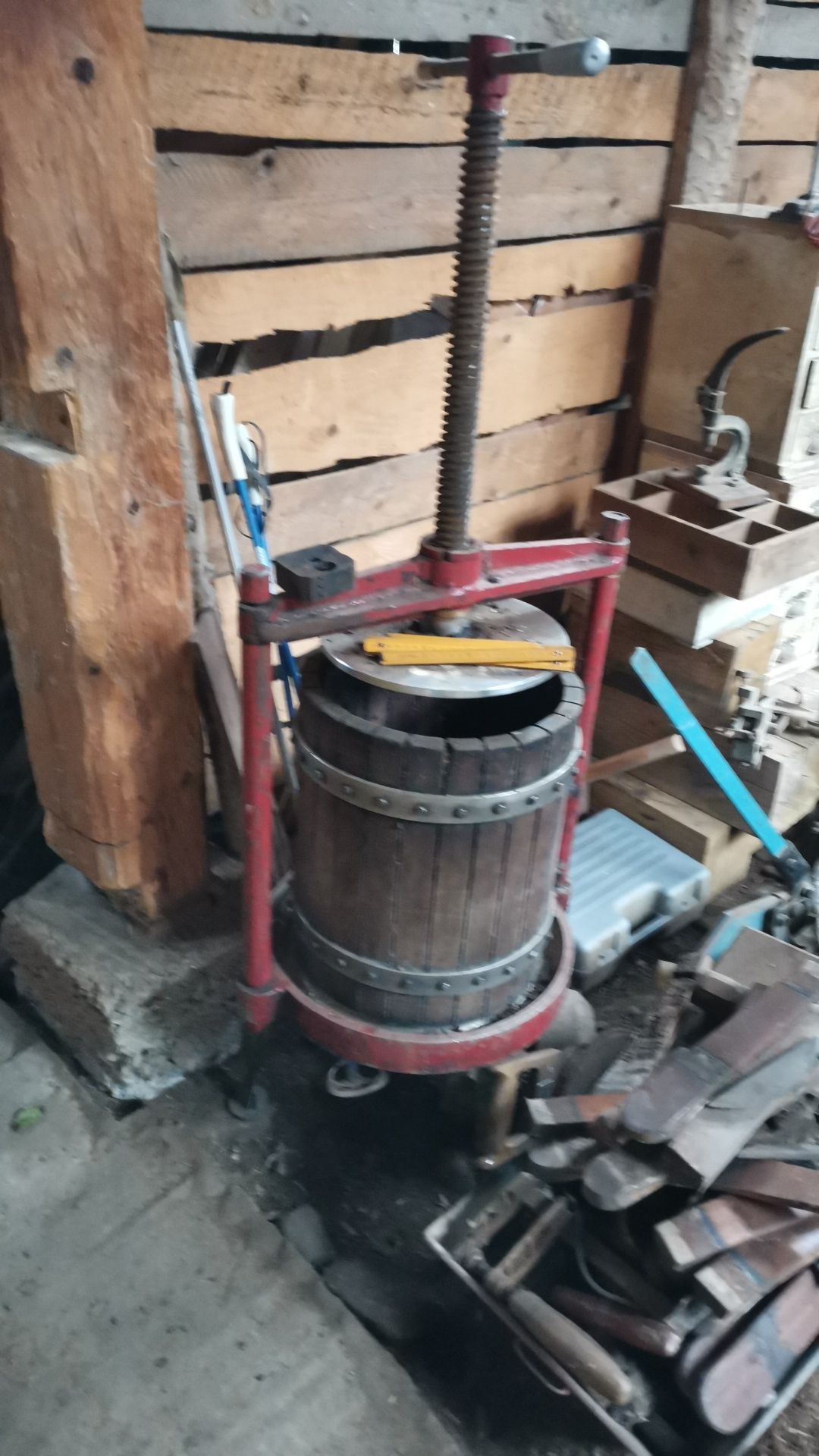 Vând sau schimb teasc cu moara cereale după tractor sau motopompa