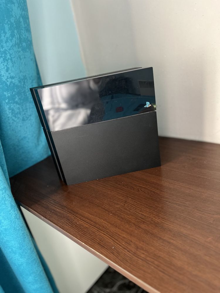 Playstation  4 с подарък игра