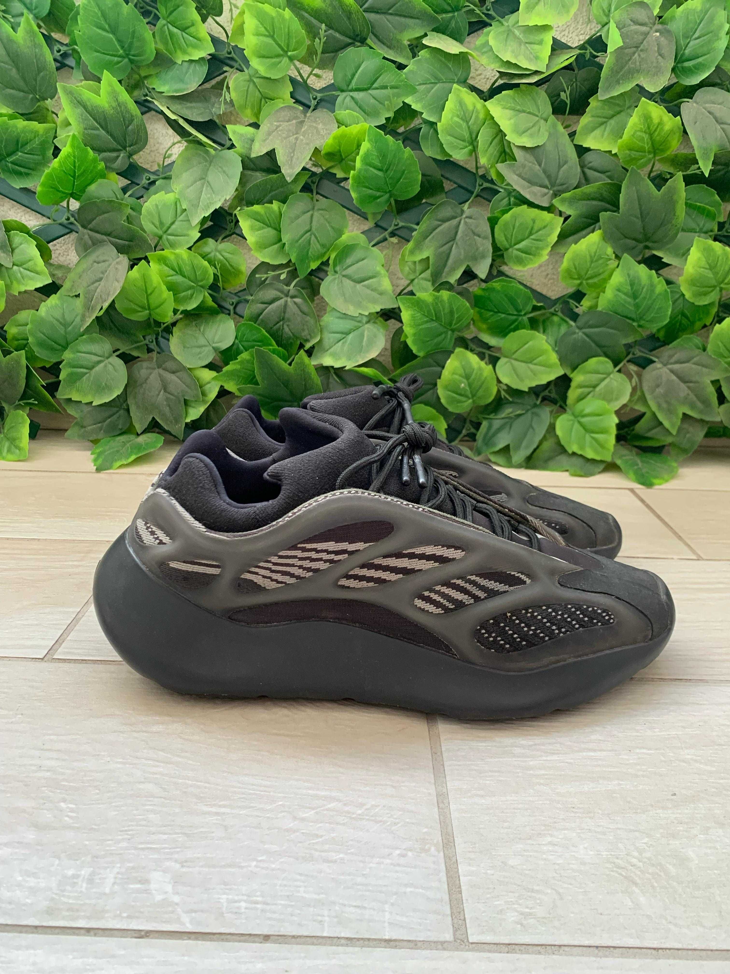Adidas Yeezy 700 V3 Alvah / 43 1/3