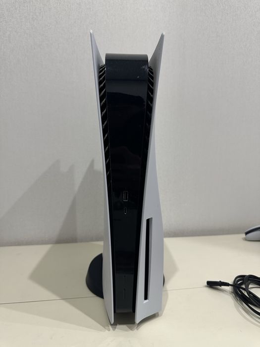 Playstation 5 в отличном состоянии с играми