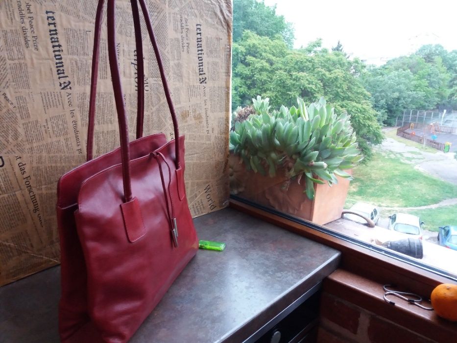 Червена чанта с две дръжки-естествена кожа