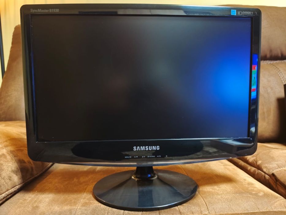 Sistem Desktop : Pc HP ProDesk + monitor Samsung + tastatura Razer