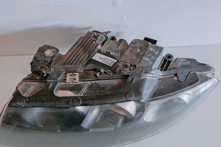 Far Xenon stanga  fara droser cu cleme reparata 6020111399 Audi A3 8P