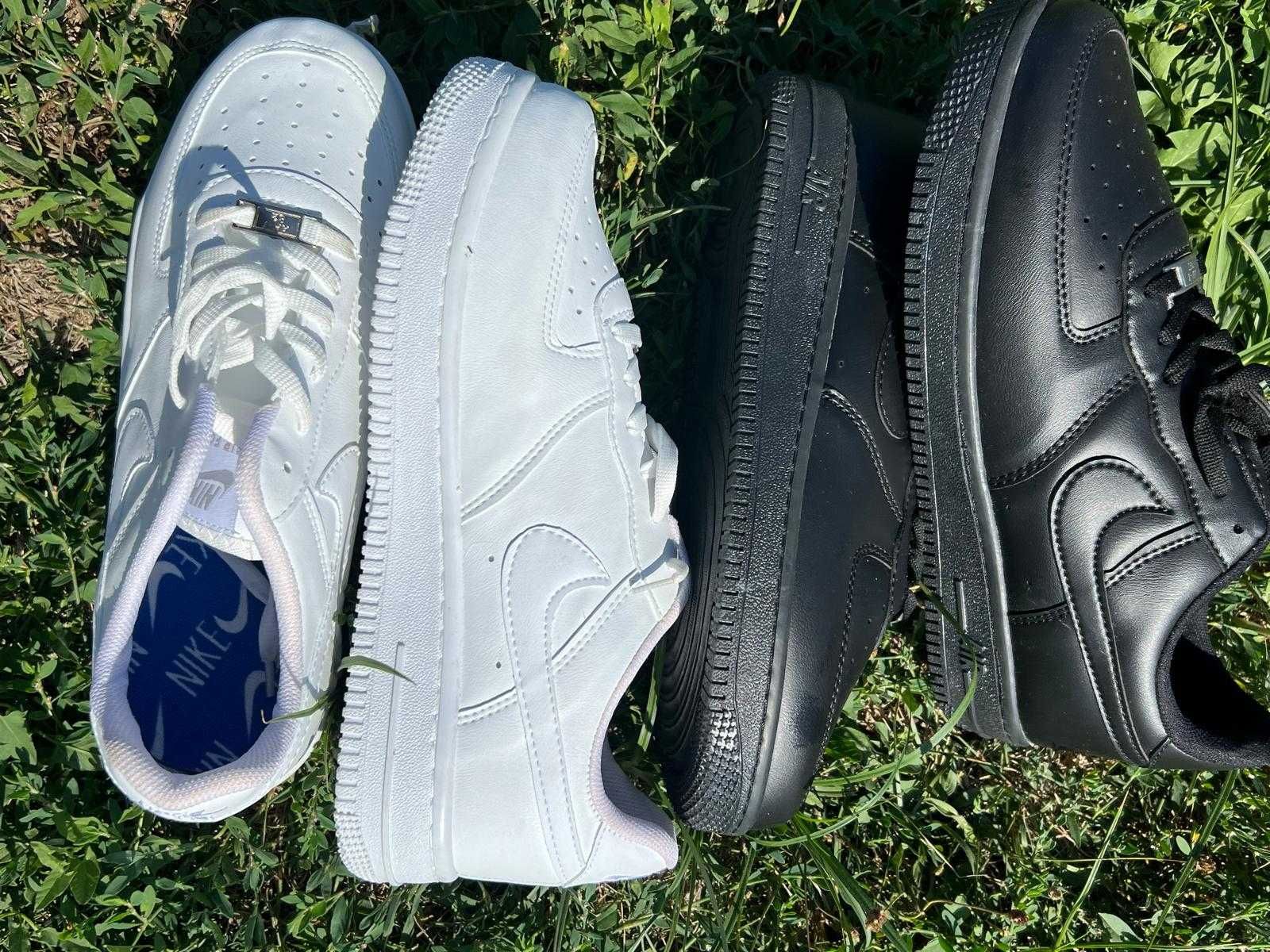Adidasi Nike noi 2 perechi nr.44 (alb/negru) la pret de una!