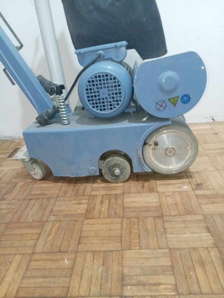 De vânzare mașina de rașchetat parchet