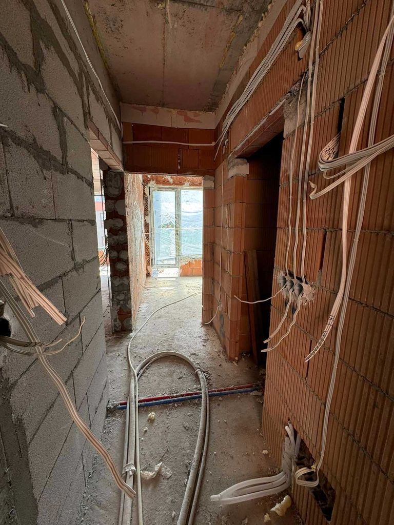 Продава се Двустаен апартамент в София, Център - 61 кв.м за 2017 €/кв.м - Снимка #1