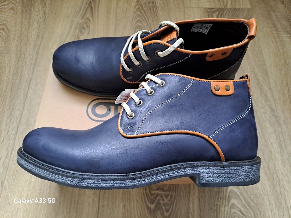 Vand ghete din piele naturala nabuc pentru bărbați.
În interior, din v