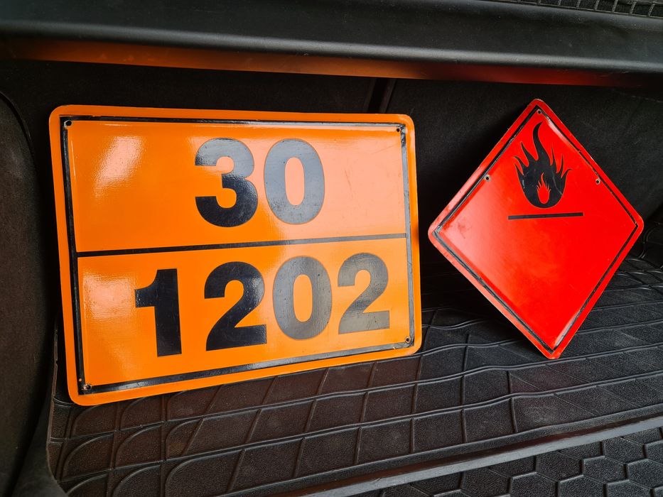 Метални табели .