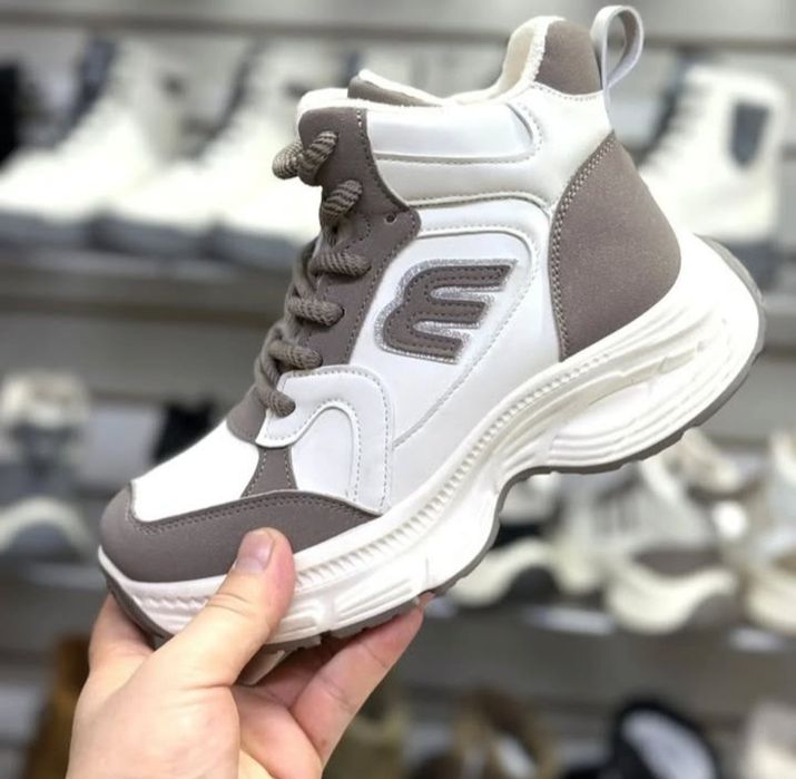 Продам новые зимние женские кросовки.